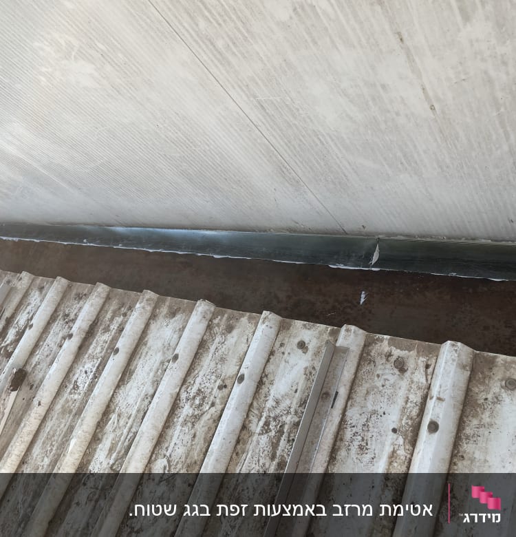 גג מתכת גלי עם חיבורים וברגים גלויים